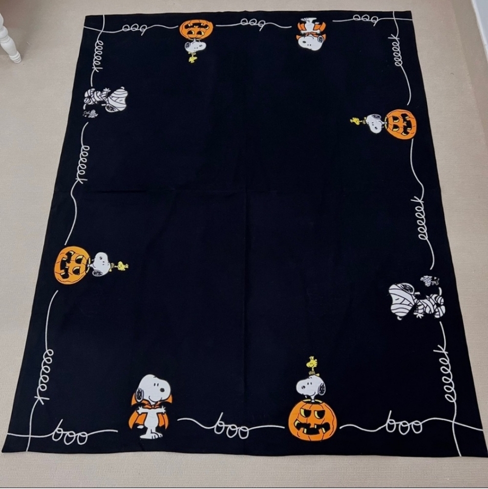 NWT Halloween Snoopy Peanuts Dining Set Tablecloth With 4 Linen Napkins - Picture 2 of 8